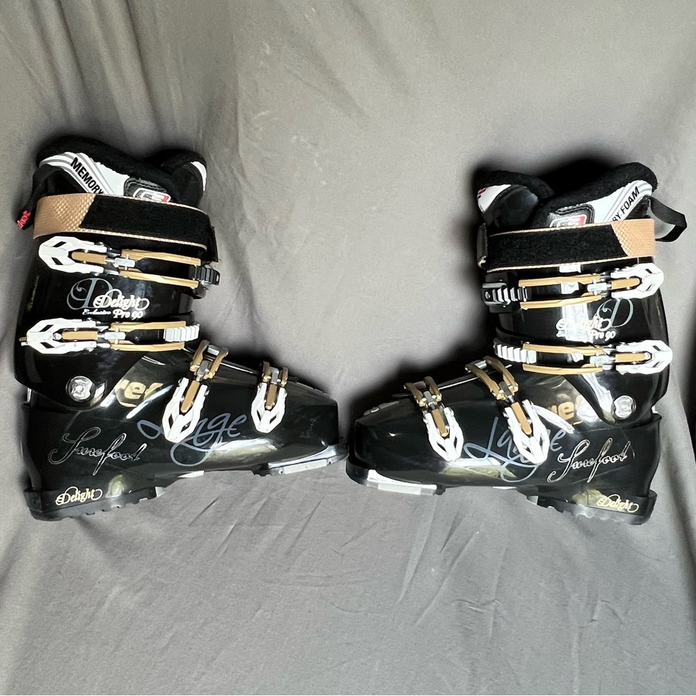Pre owned Women’s surefoot memory foam ski boots. Size 26.5.